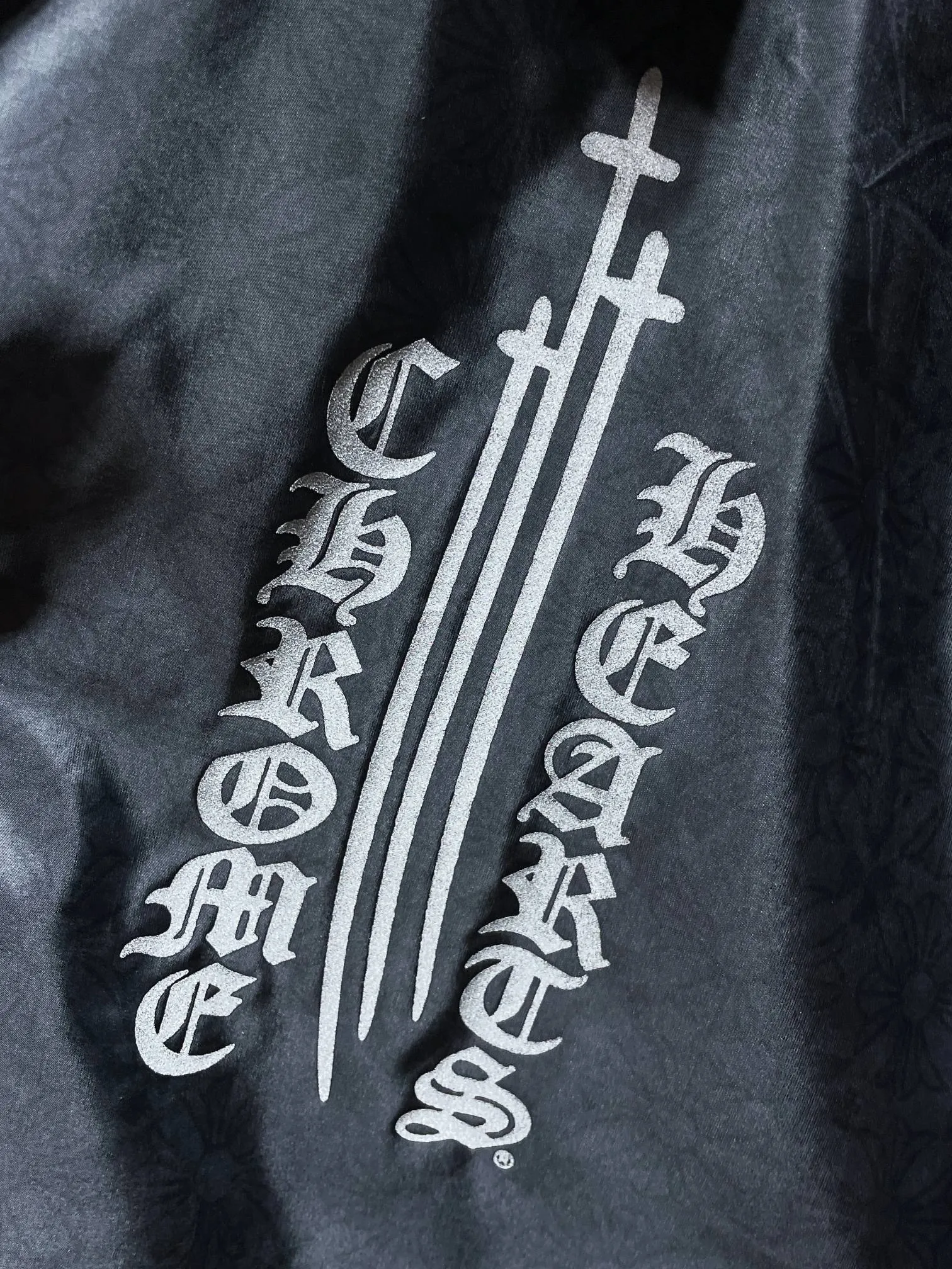 P356 Chrome Hearts Jacket Series Counter Synchronization ❤️ Crow Cross Dark Pattern Jacquard Lightweight Coach Jacket Windproof and Waterproof Dark Pattern Customized Fabric ➕ Sanskrit Reflective on the Back Original Hardware Molding Fine Craftsmanship Details Thin and Loose ✨ Slim Fit and Not Bulky Recommended Color: Custom Dark Pattern Pattern Series Code Numbers: S, M, L, XL